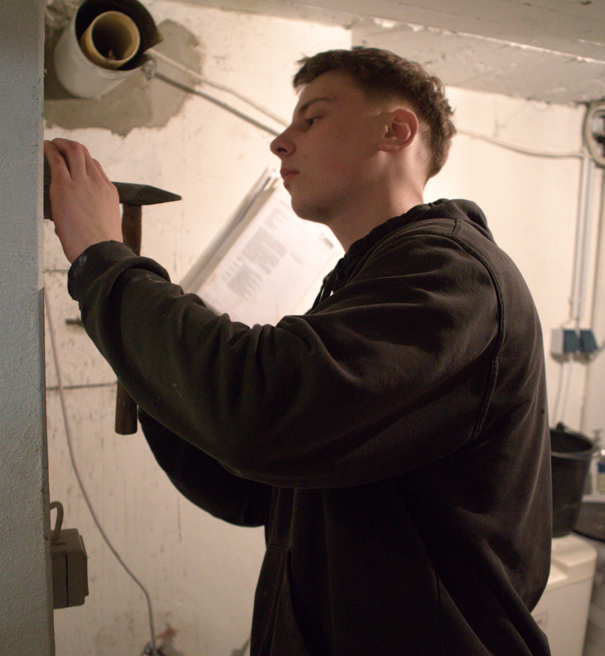Mitarbeiter bei der Elektroinstallation – Henken Gebäudetechnik Oldenburg